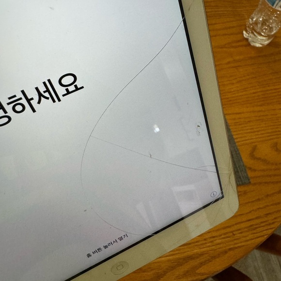 Apple iPad Air (model A 1474) 1st generation - Picture 2 of 3